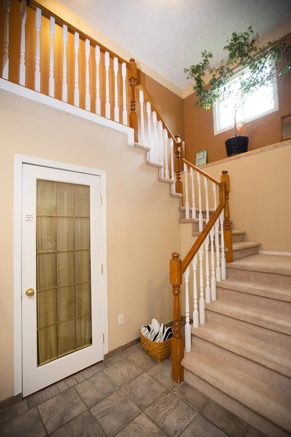 Alpenrose Revelstoke Bed & Breakfast Ngoại thất bức ảnh
